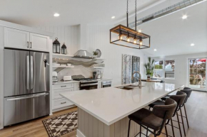 The Lofts of Brick and Mortar-City Loft -Stylish - Walk-Out Balcony - 2 Kings - Parking for 2 - Downtown